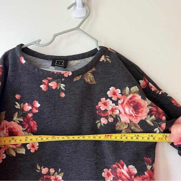 🌼 5/$25 Kids Dark Floral Crop Sweatshirt Cozy Rose Print Pullover Small/Medium - Picture 8 of 9